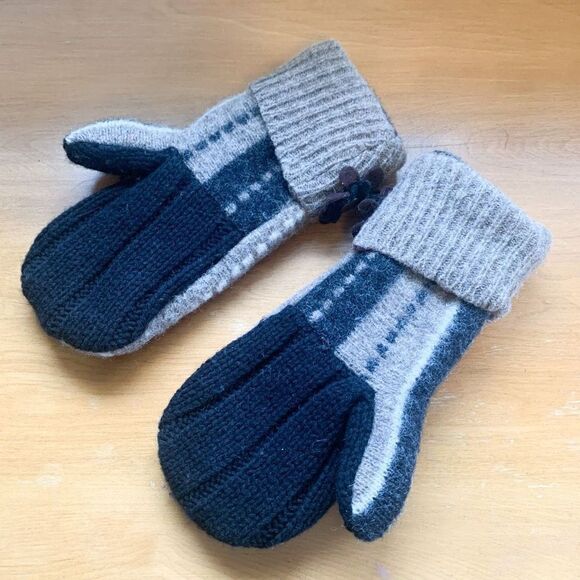 Wool fleece lined neutral mittens with floral appliqué - Picture 2 of 3